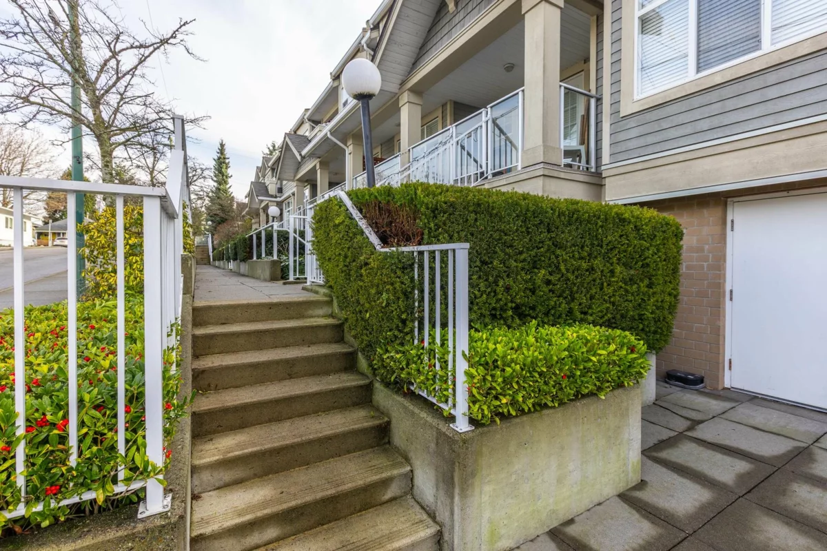 Family Room Photo of 105 15621 Marine Drive, White Rock, BC