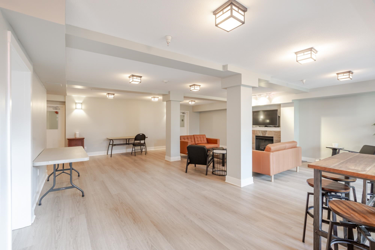 Front Yard Photo of 105 15621 Marine Drive, White Rock, BC