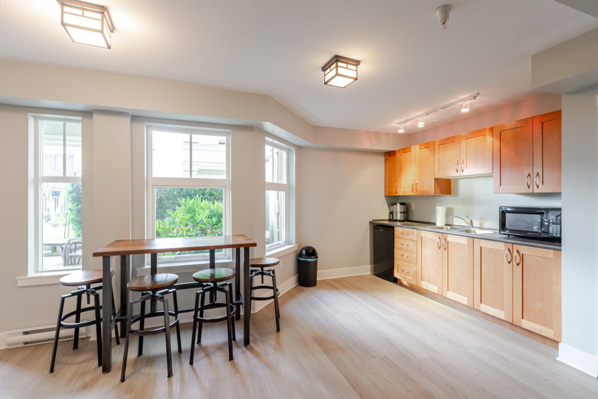 Garden / Landscaping Photo of 105 15621 Marine Drive, White Rock, BC