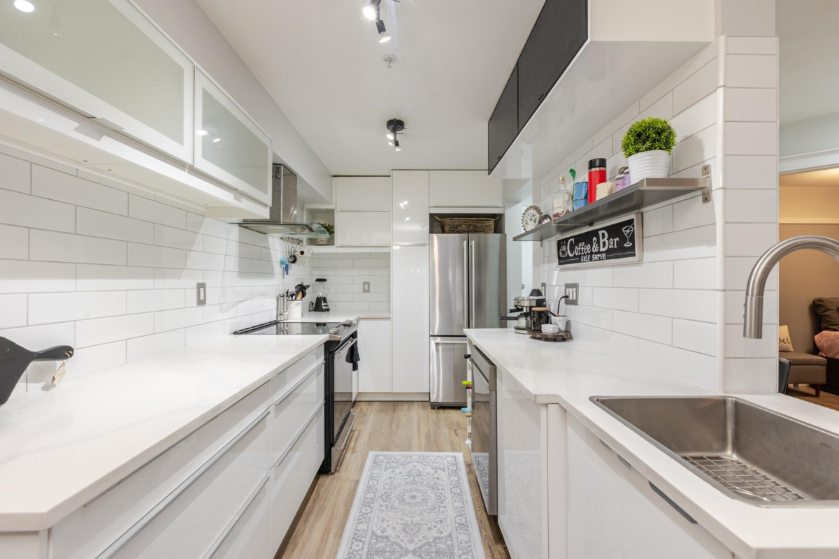 Guest Bathroom Photo of 105 15621 Marine Drive, White Rock, BC