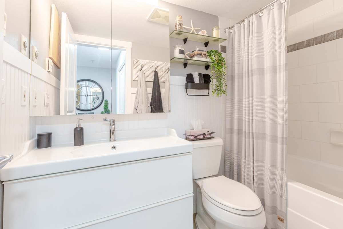 Hallway Photo of 105 15621 Marine Drive, White Rock, BC