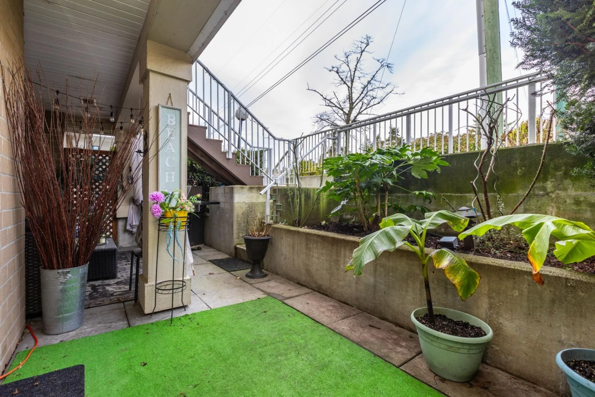 Kitchen Island Photo of 105 15621 Marine Drive, White Rock, BC