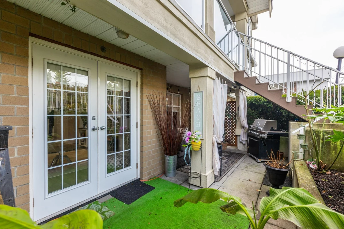 Kitchen Photo of 105 15621 Marine Drive, White Rock, BC