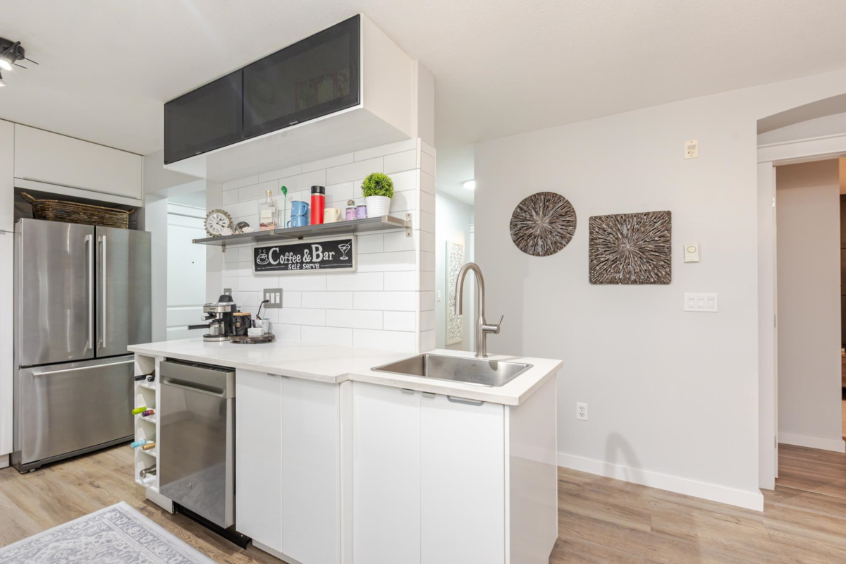 Powder Room Photo of 105 15621 Marine Drive, White Rock, BC