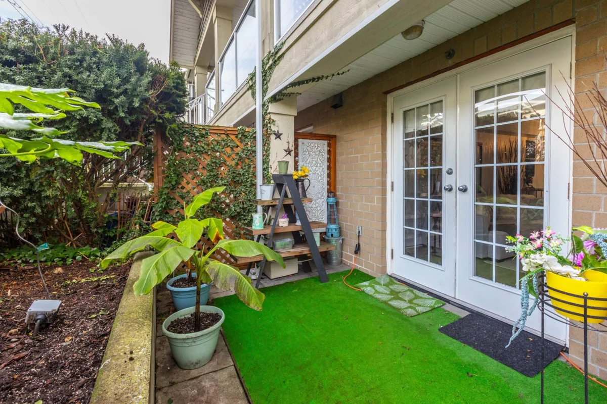 Primary Bathroom Photo of 105 15621 Marine Drive, White Rock, BC