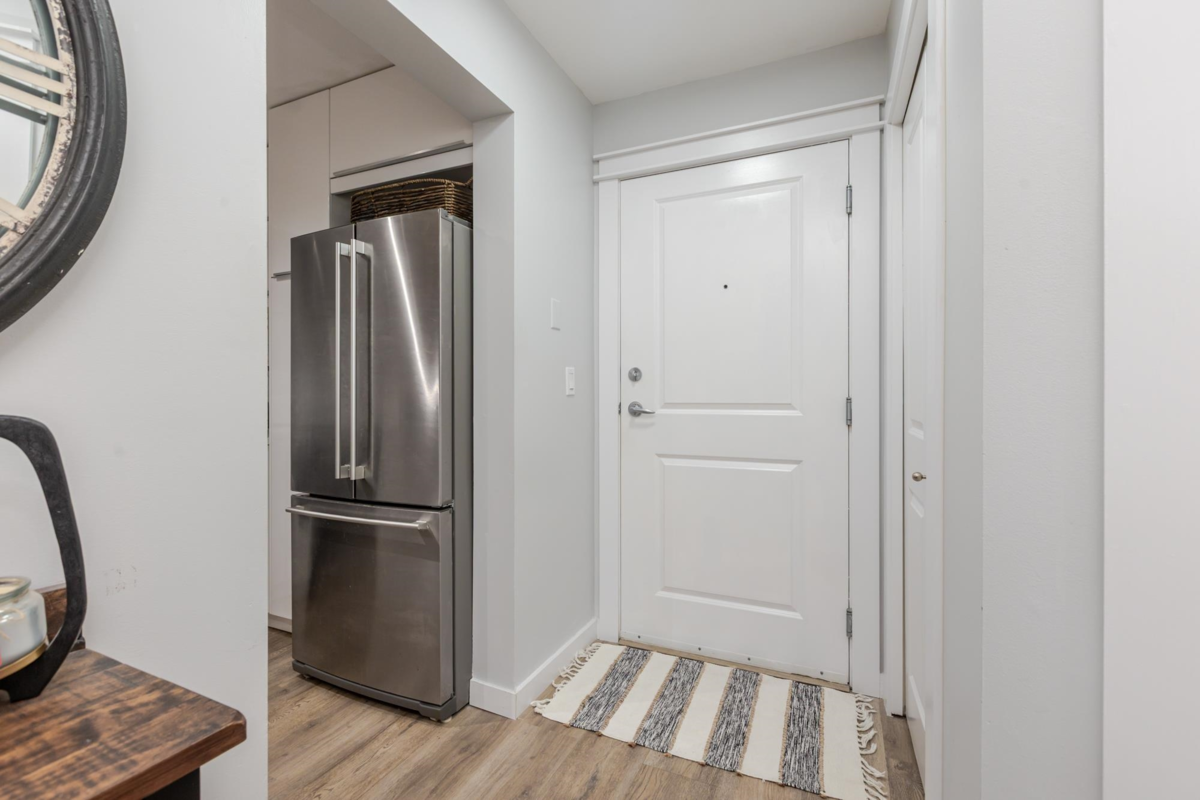 Walk-In Closet Photo of 105 15621 Marine Drive, White Rock, BC