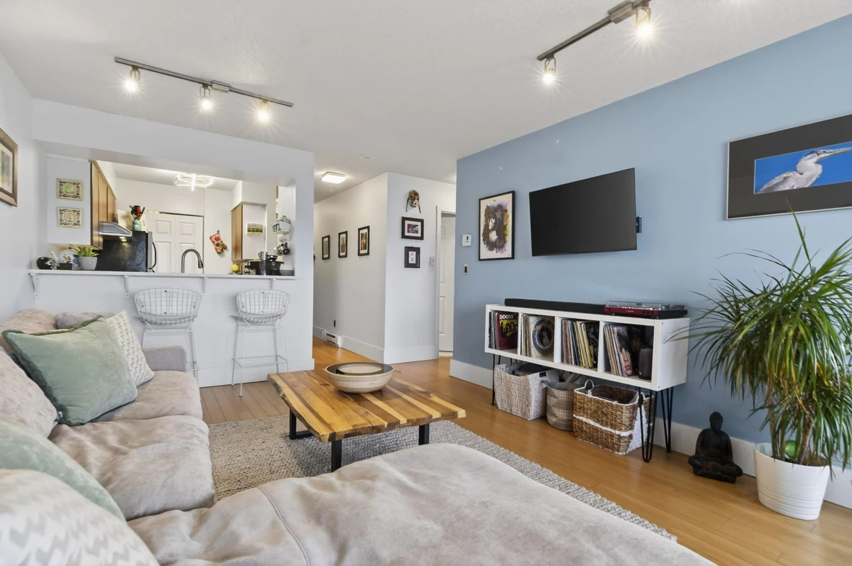 Guest Bathroom Photo of 803 1833 Frances Street, Vancouver, BC