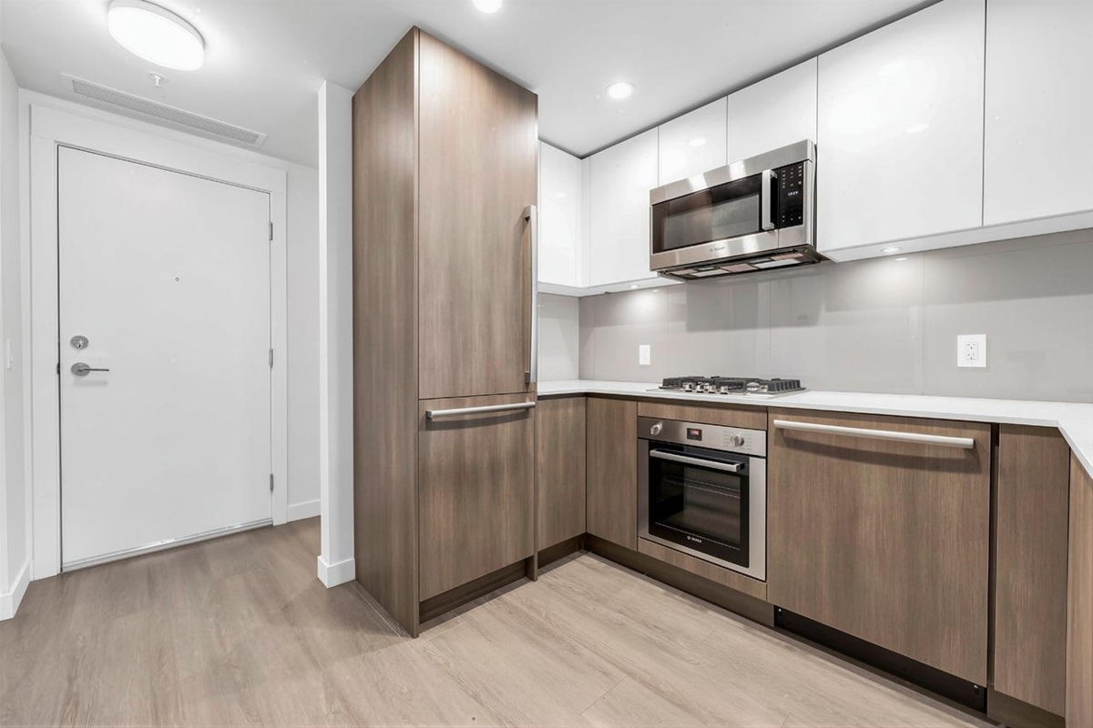 Kitchen Island Photo of 405 618 Carnarvon Street, New Westminster, BC