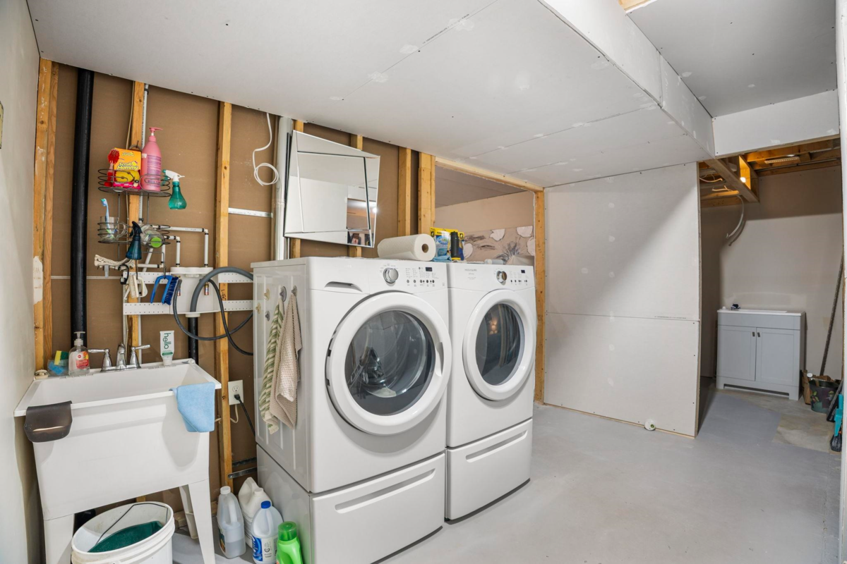 Entry Foyer Photo of 46674 Uplands Road, Chilliwack, BC