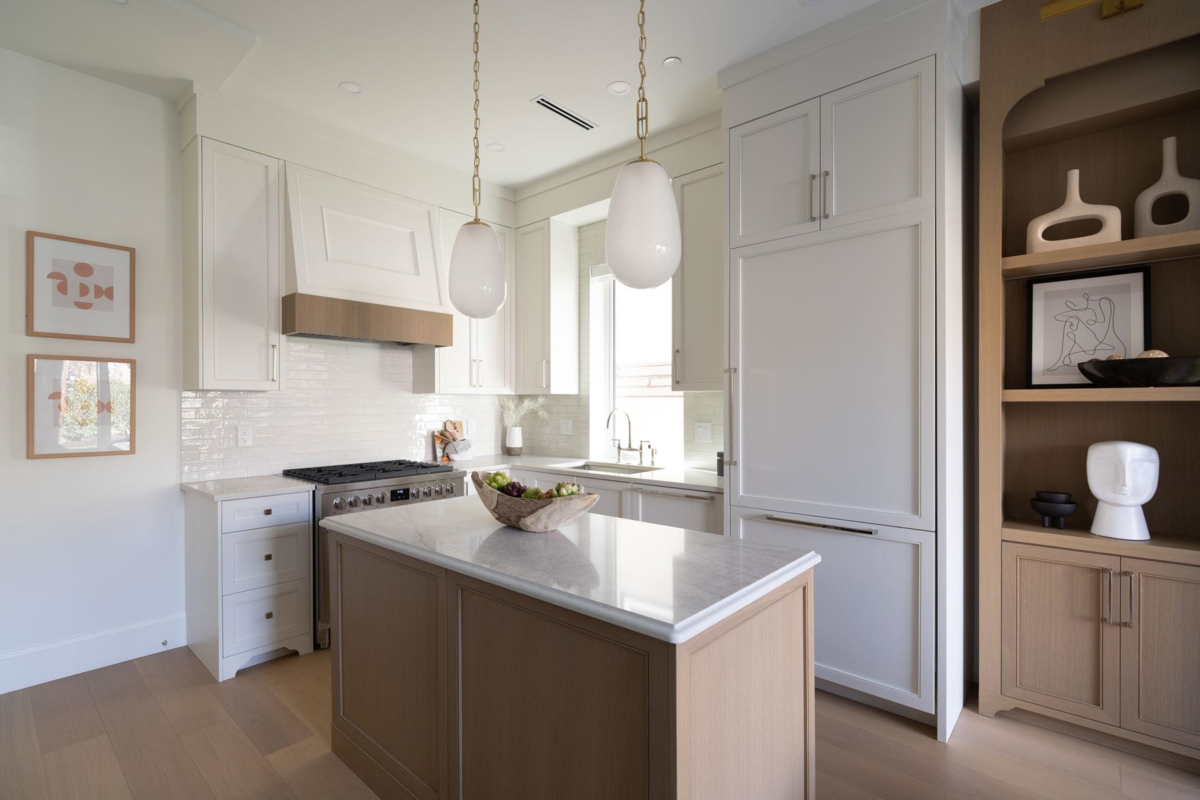 Kitchen Island Photo of 1 864 E 16th Avenue, Vancouver, BC