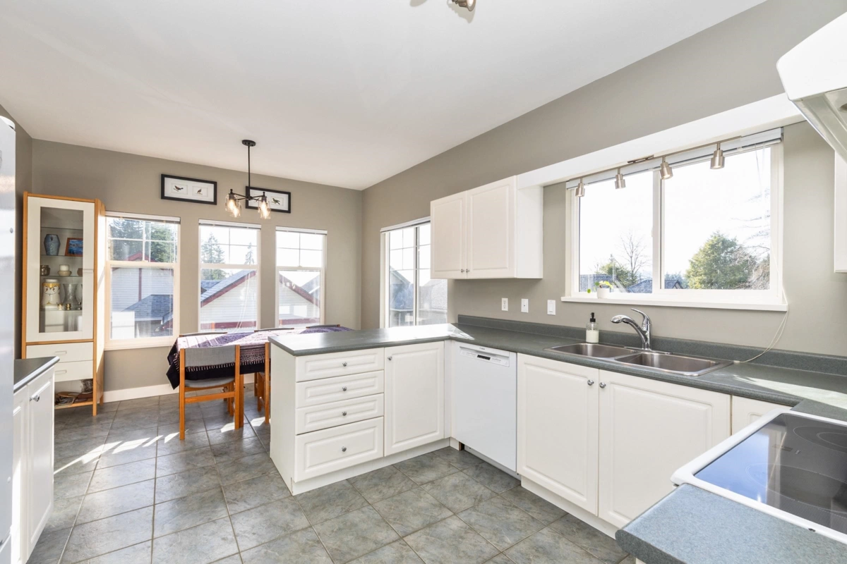 Walk-In Closet Photo of 127 Evergreen Crescent, Anmore, BC