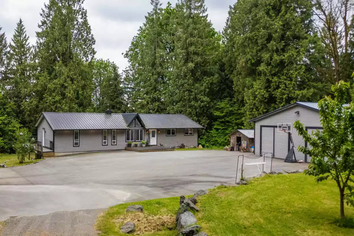 Front Yard Photo of 31648 Grove Avenue, Mission, BC