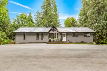 Front exterior of 31648 Grove Avenue, Mission, BC