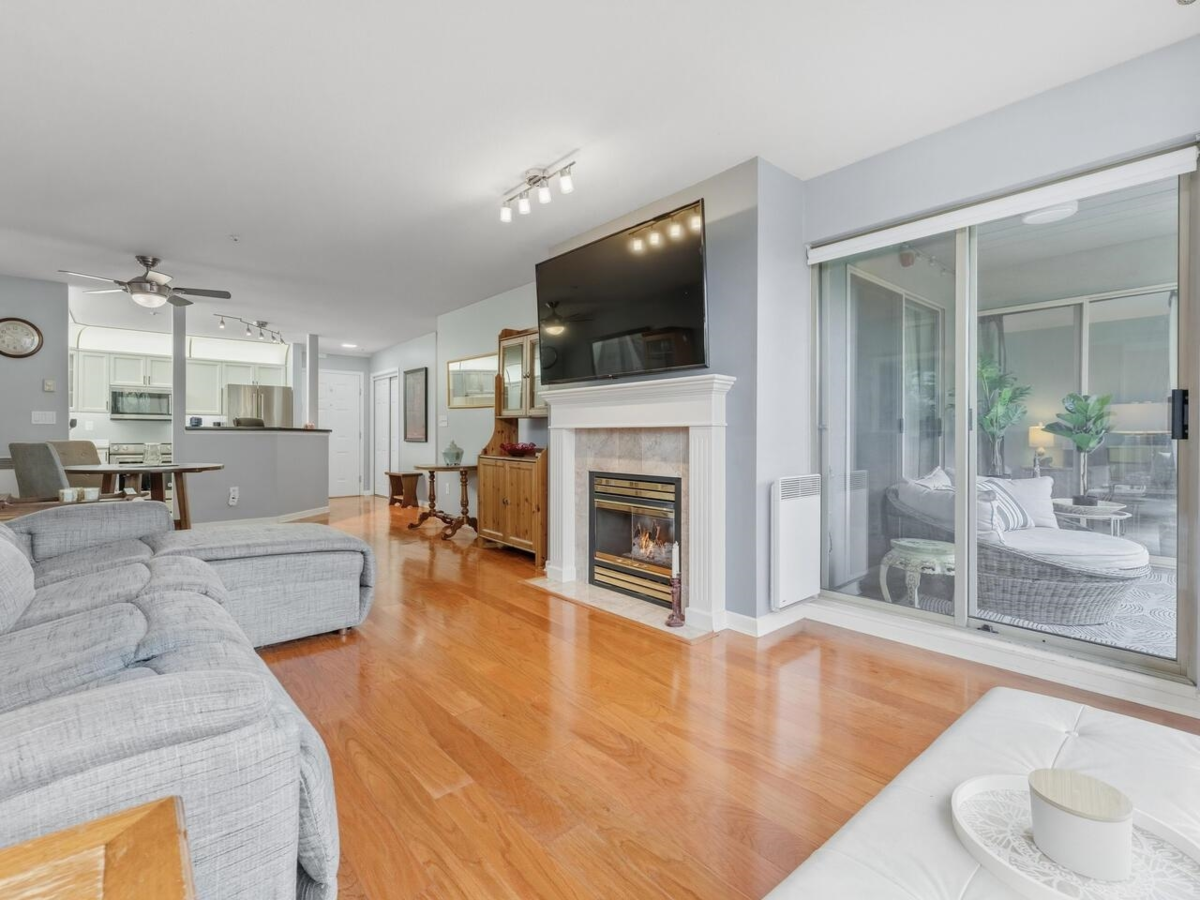 Kitchen Island Photo of 410 68 Richmond Street, New Westminster, BC