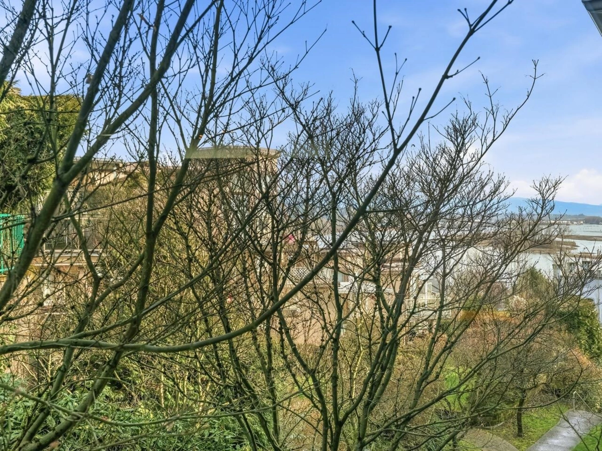 Powder Room Photo of 410 68 Richmond Street, New Westminster, BC
