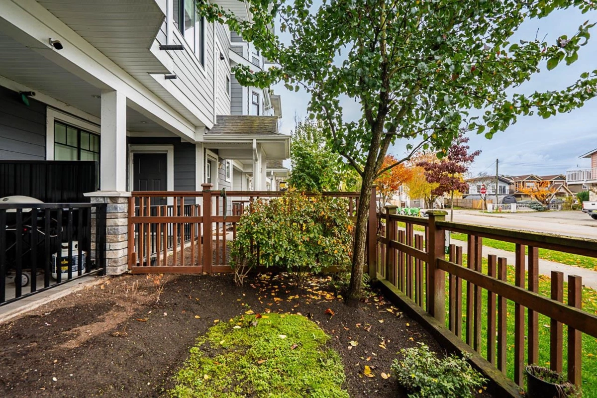 Front Yard Photo of 4 189 Wood Street, New Westminster, BC