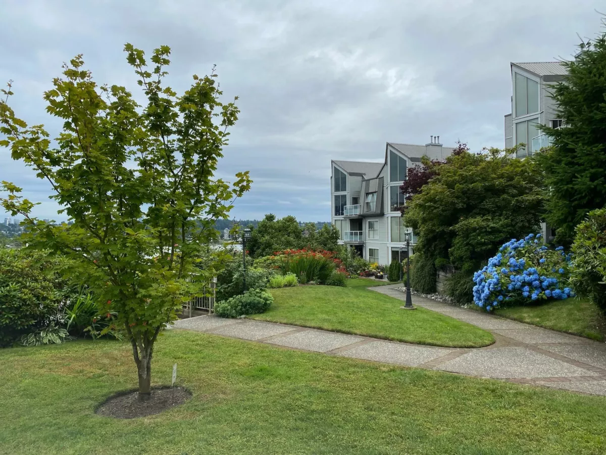 Front Yard Photo of 406 48 Richmond Street, New Westminster, BC
