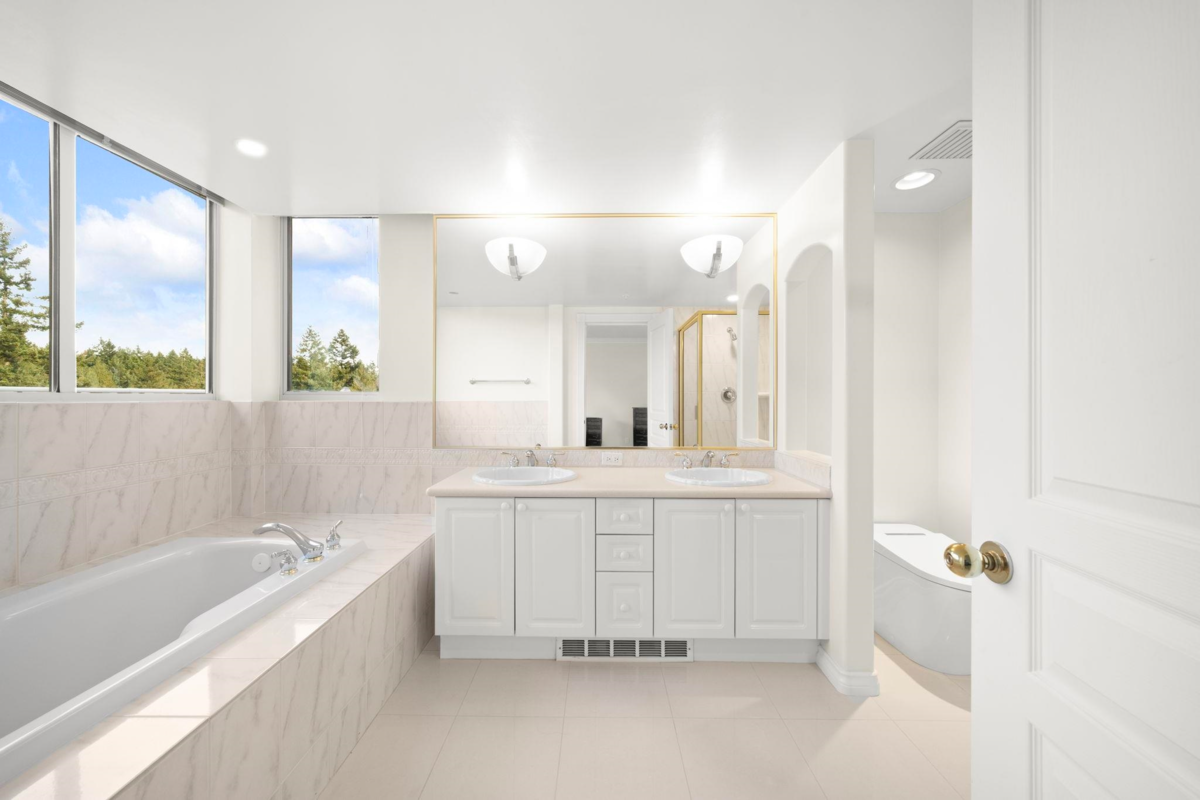 Front Yard Photo of 1700 5615 Hampton Place, Vancouver, BC