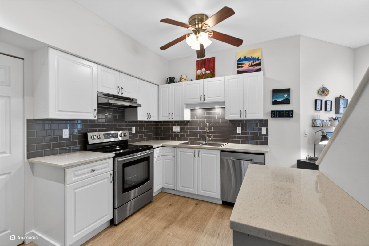 Walk-In Closet Photo of 86 2422 Hawthorne Avenue, Port Coquitlam, BC