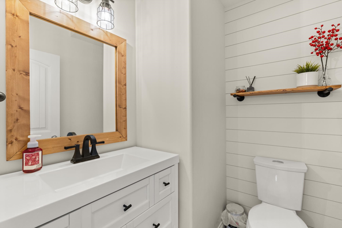 Guest Bathroom Photo of 36395 Westminster Drive, Abbotsford, BC