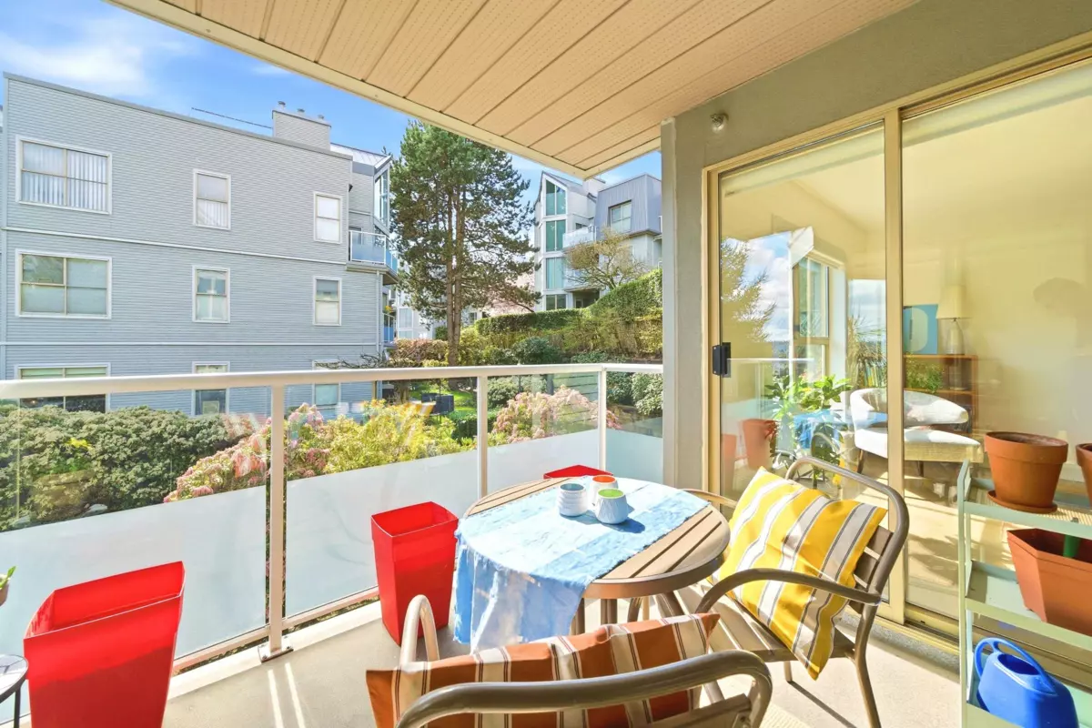 Dining Area Photo of 206 68 Richmond Street, New Westminster, BC