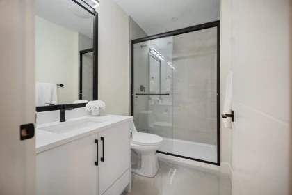 Primary Bathroom Photo of 14204 North Bluff Road, White Rock, BC