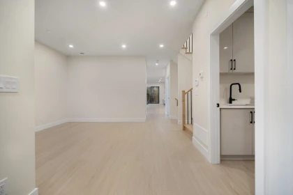 Walk-In Closet Photo of 14204 North Bluff Road, White Rock, BC