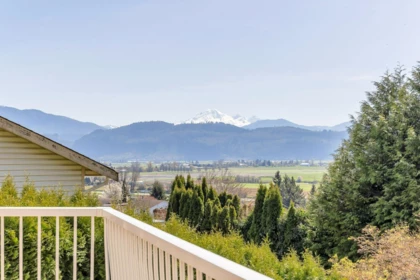 Kitchen Island Photo of 35220 Mccorkell Drive, Abbotsford, BC