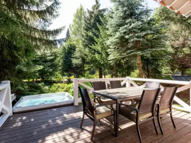 7313 Fitzsimmons Road South, Whistler, BC, Whistler — Single Family Residence for sale