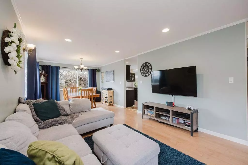 Family Room Photo of 835 Aurora Way, Gibsons, BC