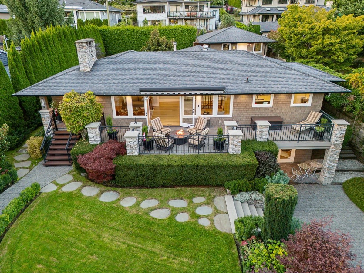 Living Room Photo of 1425 Palmerston Avenue, West Vancouver, BC