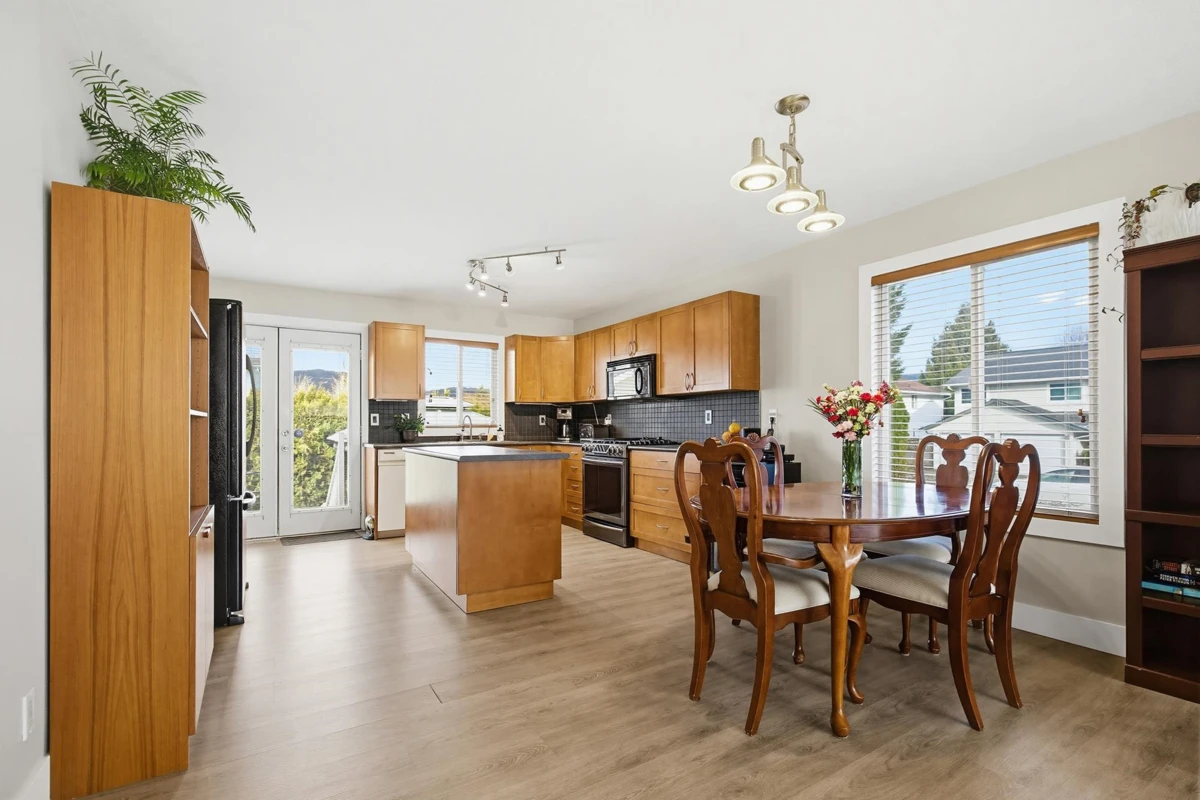 Family Room Photo of 33275 Cherry Avenue, Mission, BC