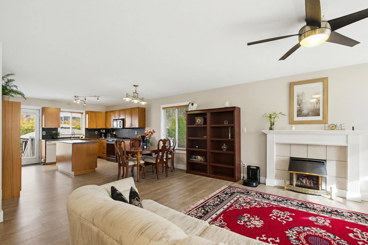 Living Room Photo of 33275 Cherry Avenue, Mission, BC