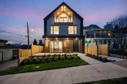 Hot Tub / Spa Photo of 1 3623 Triumph Street, Vancouver, BC