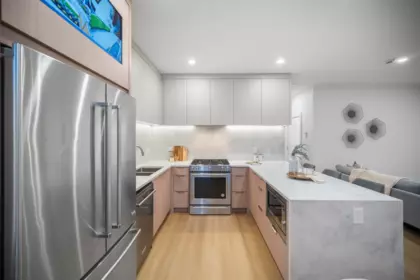 Kitchen Island Photo of 1 3623 Triumph Street, Vancouver, BC