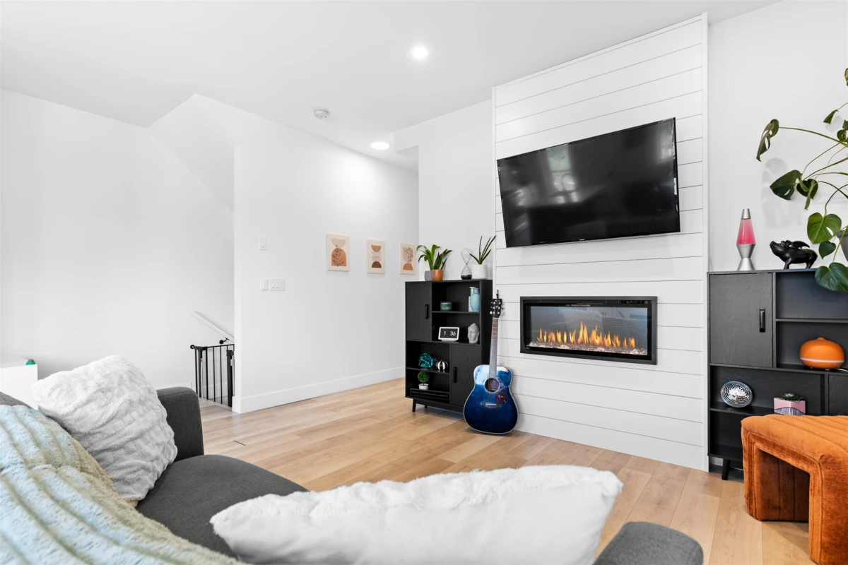 Living Room Photo of 1 43998 Chilliwack Mountain Road, Chilliwack, BC
