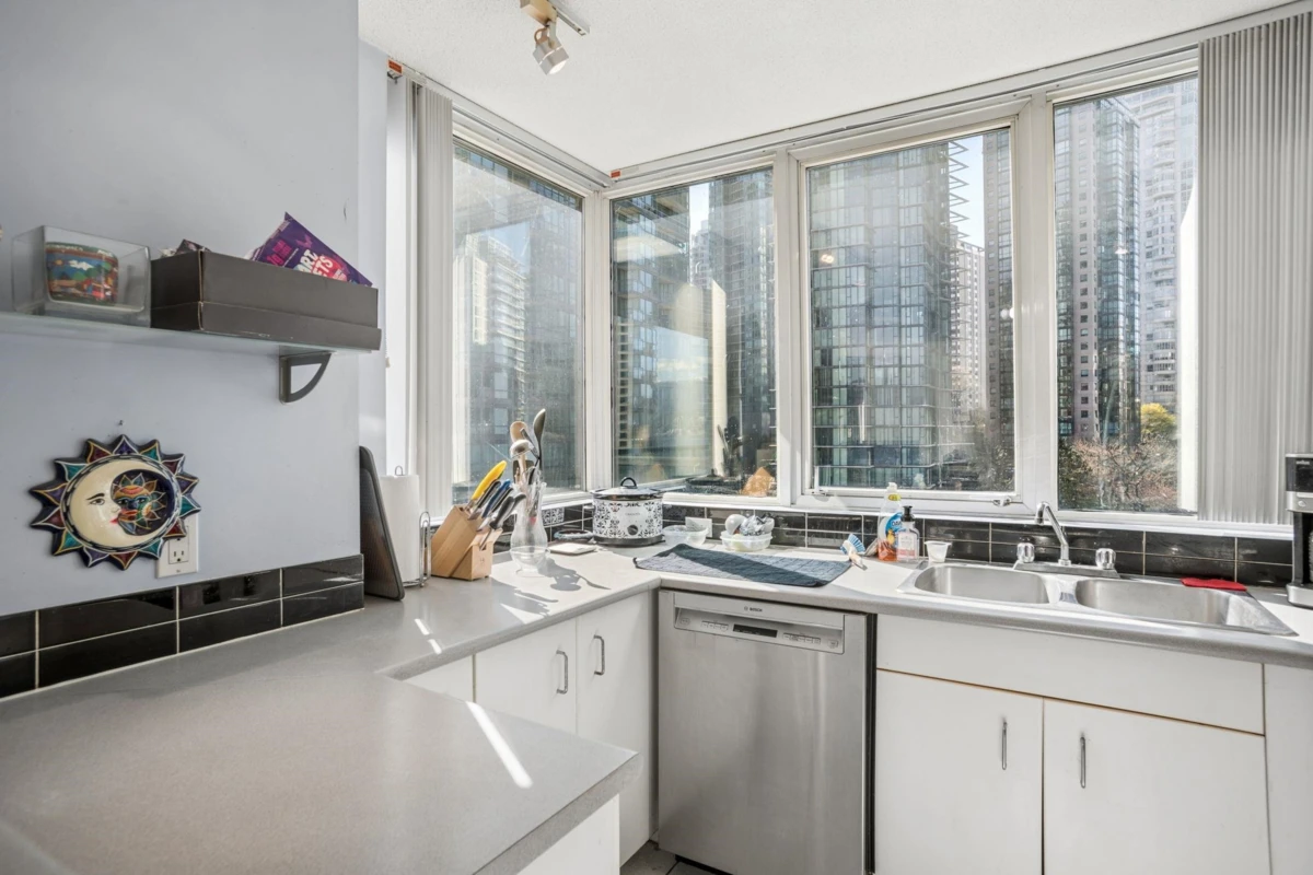 Family Room Photo of 906 588 Broughton Street, Vancouver, BC