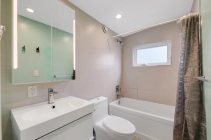 Primary Bathroom Photo of 40524 N Highlands Way, Squamish, BC