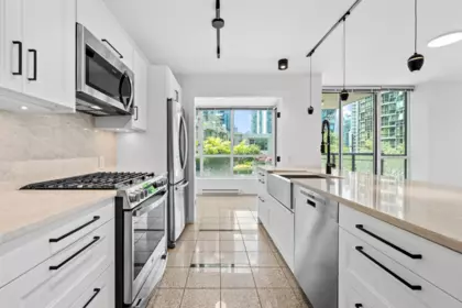 Kitchen Photo of 305 1328 W Pender Street, Vancouver, BC