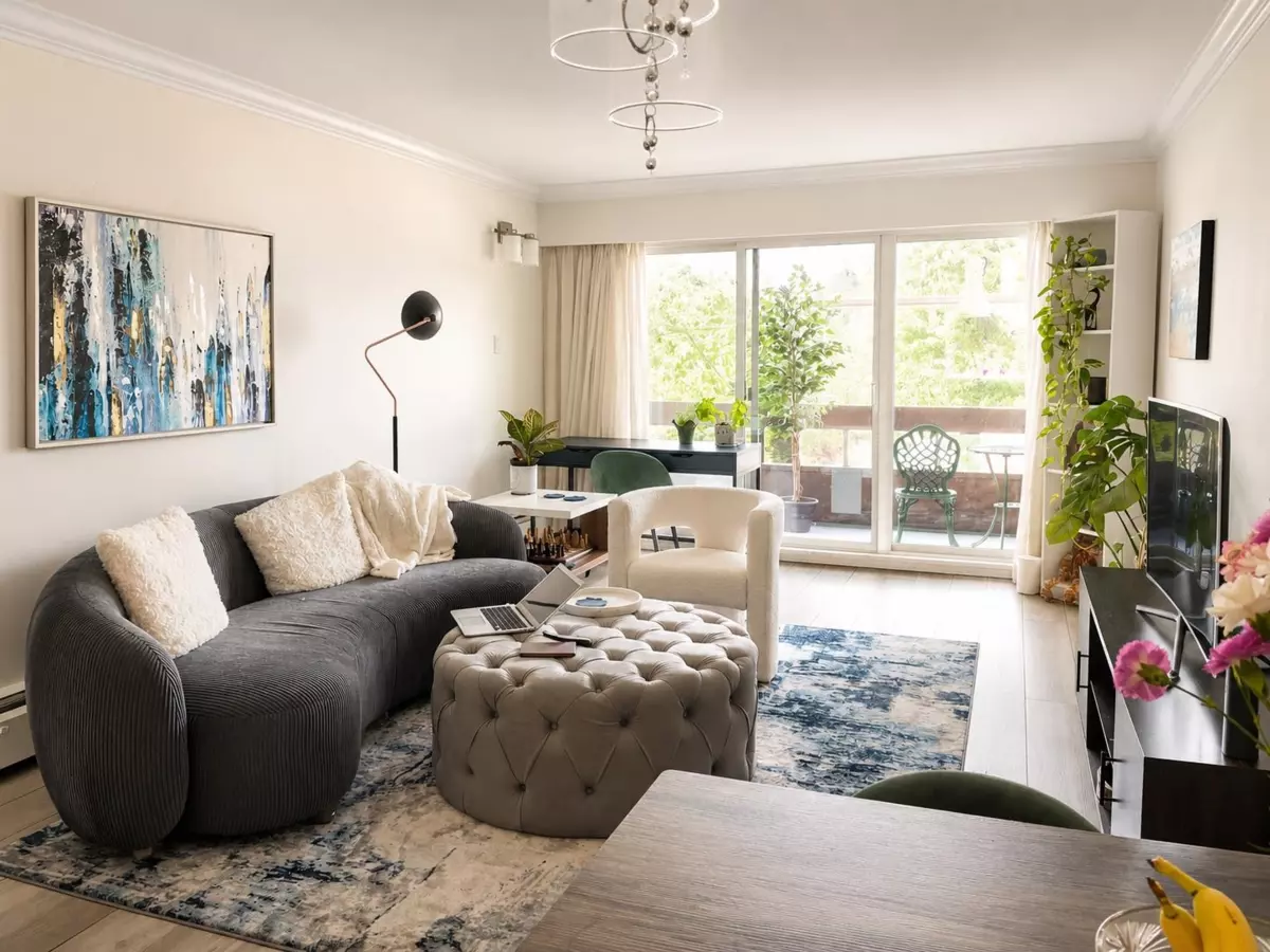 Living Room Photo of 313 2025 W 2nd Avenue, Vancouver, BC