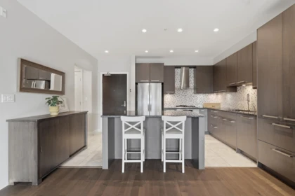 305 4570 Hastings Street, Burnaby, BC, Burnaby — Apartment/Condo for sale