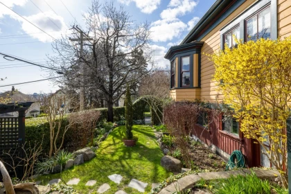 Front Yard Photo of 217 Ninth Street, New Westminster, BC