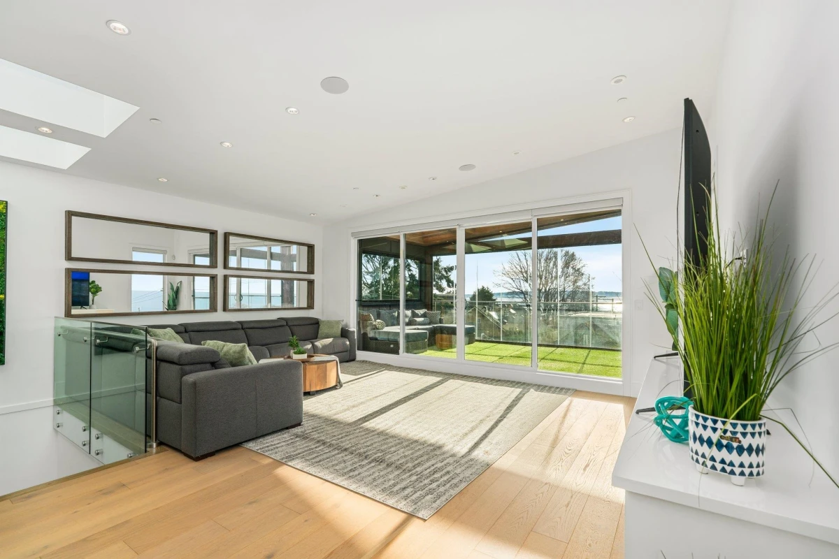 Living Room Photo of 14857 Buena Vista Avenue, White Rock, BC