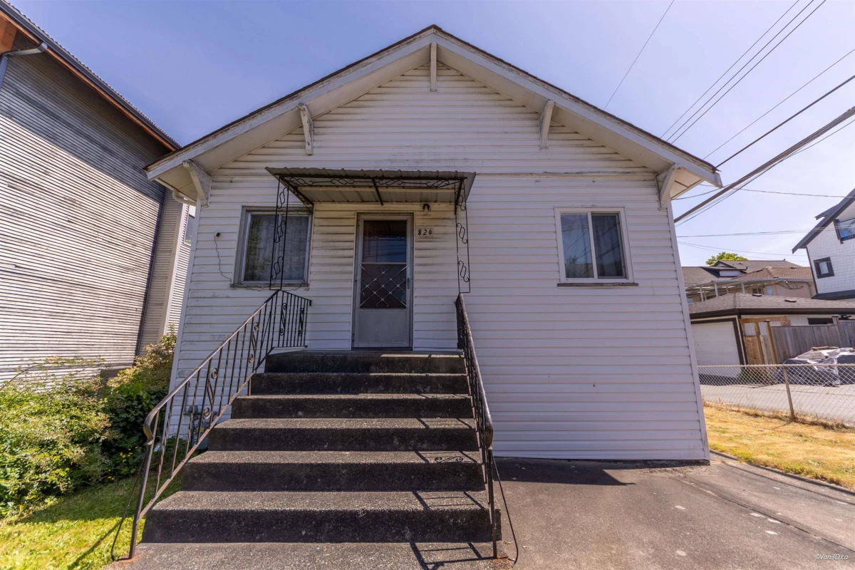 Living Room Photo of 824 Semlin Drive, Vancouver, BC
