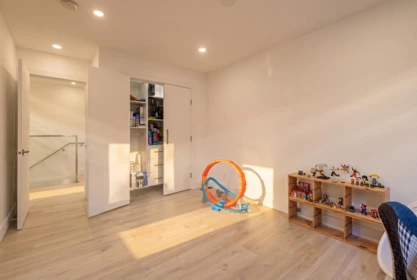 Entry Foyer Photo of 4283 Capilano Road, North Vancouver, BC