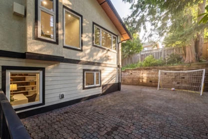 Garden / Landscaping Photo of 4283 Capilano Road, North Vancouver, BC