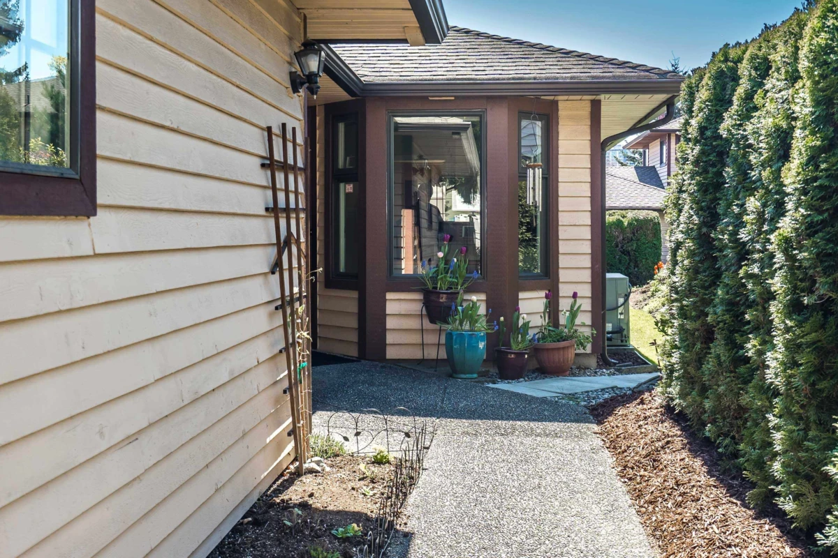 Family Room Photo of 3 15148 20 Avenue, Surrey, BC