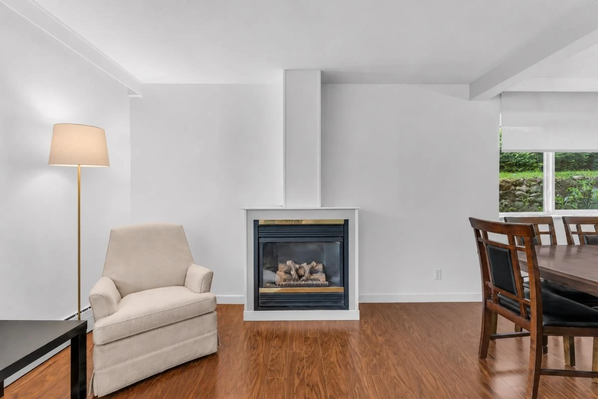 Family Room Photo of 1 1420 Chesterfield Avenue, North Vancouver, BC