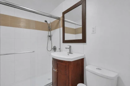 Primary Bedroom Photo of 1 1420 Chesterfield Avenue, North Vancouver, BC