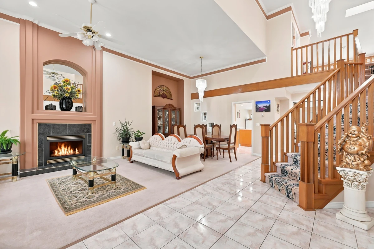 Living Room Photo of 12587 60a Avenue, Surrey, BC